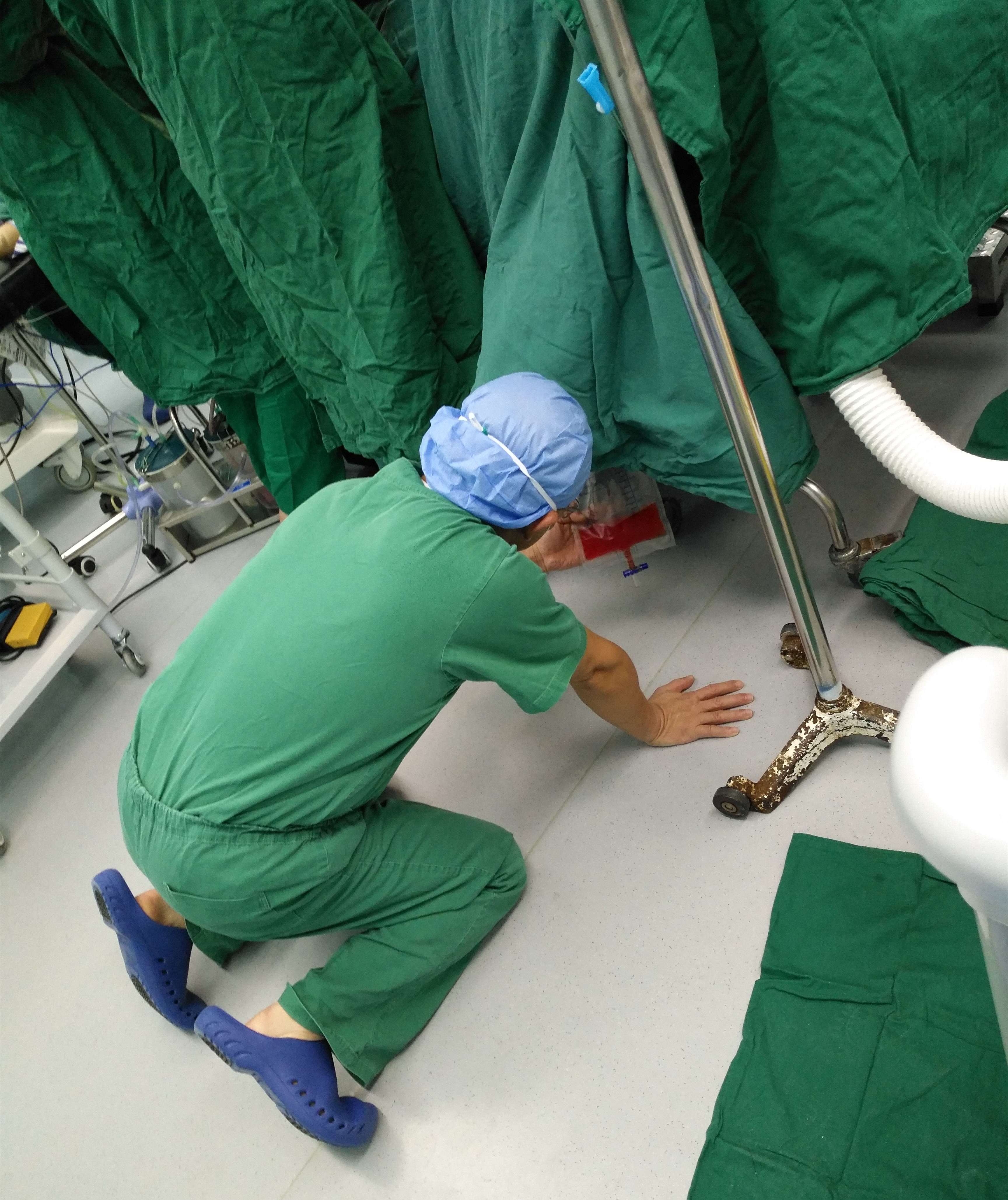 胡主任查看手术患者尿量2_副本.jpg W020210111397656271800.jpg