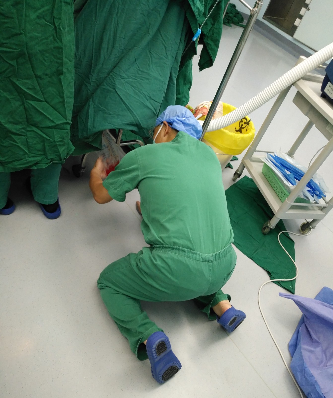 胡主任查看手术患者尿量3_副本.jpg W020210111397656565345.jpg